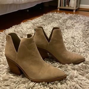 Vince Camuto gigietta bootie- size 9.5